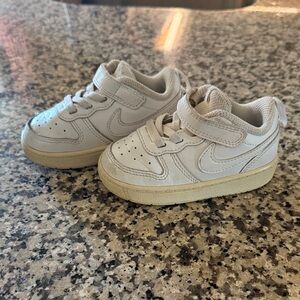 Toddler White Nike Tennis Shoes (Size 6C)
